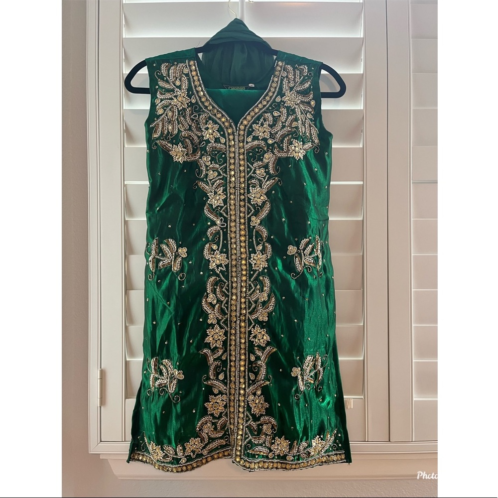 Embroidered emerald green kurta set